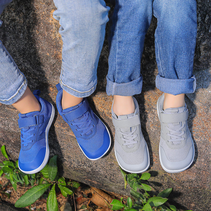Tsuki II barefoot sneaker gedragen op de speelplaats